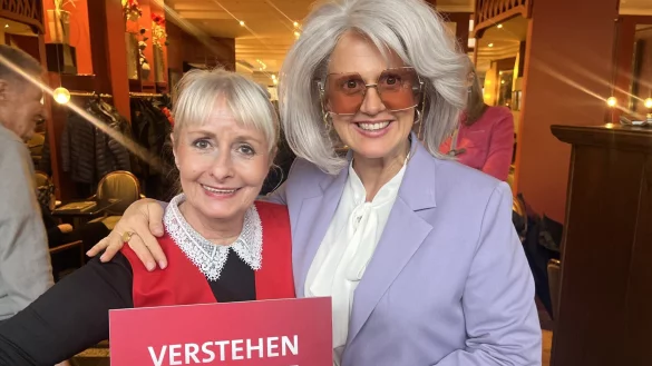 Barbara Sch&ouml;neberger als Frau von Knigge mit Serviererin Elke Zurheide. - &copy; Stefan Gerold