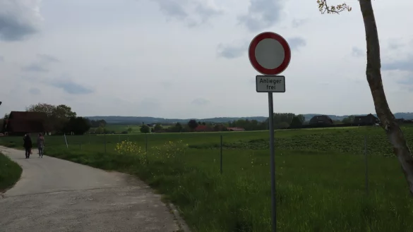 Das neue Baugebiet Brunsheide S&uuml;d-Ost soll &uuml;ber den Wagentronsweg von der Herforder Stra&szlig;e aus erschlossen werden. Anwohner der angrenzenden Stra&szlig;en (hinten) kritisieren die Pl&auml;ne. - &copy; Birgit Guhlke