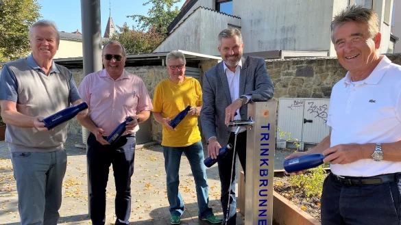 B&uuml;rgermeister Dirk Becker (2. v. r.) und Vertreter des Marketingvereins bei der Vorstellung des Trinkbrunnens auf dem Rathausplatz im September. - &copy; Horst Biere