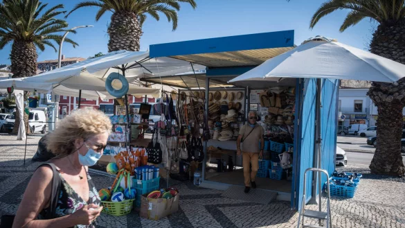 Ein Urlaub wie hier an der portugiesischen Algarve kann zur Zeit unliebsame Folgen haben. FOTO: IMAGO - &copy; imago images/NurPhoto