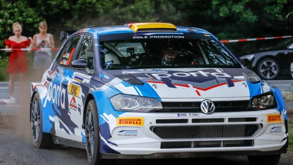 Dennis Rosteck, zuletzt Zweiter am Stemweder Berg, ist mit seinem VW-Polo schnell unterwegs. - © Peter Heermann