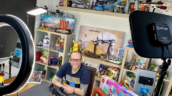 Thorsten Klahold dreht in seinem Studio Youtube-Videos und spricht darin mitunter auch &uuml;ber den Rechtsstreit mit Lego. - &copy; Jens Reddeker