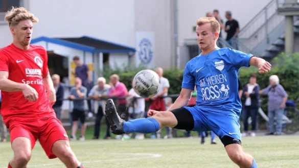 Immer einen Schritt eher am Ball sind die Jerxer Kicker, hier mit Magnus Diekmann (rechts), gegen den TBV Lemgo, hier mit Artur Esko, gewesen. - &copy; Oliver K&ouml;nig