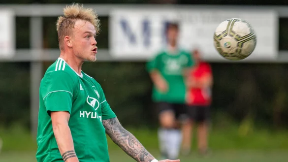 Volle Konzentration - S&ouml;ren Seifert vom TuS Ahmsen konzentriert sich voll und ganz auf die Ballannahme. Foto: Egon Penner. - &copy; Egon Penner