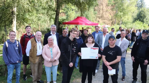 Nicht nur der Namensgeber Horst Steink&uuml;hler (3. von links), sondern zahlreiche G&auml;ste der Preisverleihung gratulierten den jungen Leuten f&uuml;r ihre jahrzehntelange erfolgreiche Arbeit. Im Vordergrund (von links): Bastian Weller, Janiane Tappe und Christian St&uuml;ber. - &copy; Knut Dinter