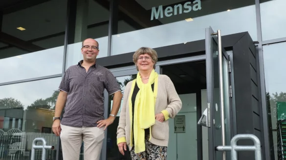 Ulrich Schumann und Ulrike Linsmeier vom Leos-Kino-Team wollen ab Ende September wieder Filme zeigen, vorerst in der Aula/Mensa im Schulzentrum.&nbsp; - &copy; Birgit Guhlke