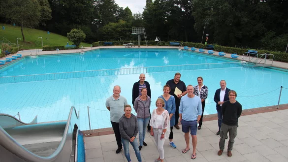 W&uuml;rden sich &uuml;ber eine neue Heizung freuen: (von links) Nils Hasse, Stefanie Schlanow (beide Freibadverein), Fachbereichsleiter Olaf Kapelle, Julia Krahl, Agnes Hankemeier, Daniela Wutzke (alle drei Freibadverein), K&auml;mmerer Jens Hankemeier, Marc H&auml;ger, Bauamtsleiterin Ewa Hermann, Mario Hecker und Stefan Hermening von der Energieagentur Lippe.&nbsp; - &copy; Nadine Uphoff