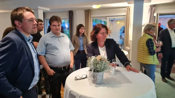 Kerstin Vieregge verfolgt gemeinsam mit Mitstreitern wie JU-Vorsitzenden Christian Fritzemeier im Hotel Zur Burg Sternberg, wie sich der Abstand zwischen ihr und SPD-Mann Jürgen Berghahn stetig zu ihren Ungunsten vergrößert. - © Marianne Schwarzer