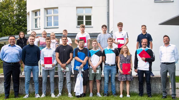 Die Stadt Detmold ehrt verdiente Sportler am Hangar 21. Foto: Stadt Detmold - &copy; Torben Gocke