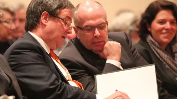 Damals "nur" CDU-Parteichef in NRW, Armin Laschet, besucht 2015 die Stiftung Eben-Ezer bei ihrem Neujahresempfang. Mit dabei: der damalige Landtagsabgeordnete Walter Kern (rechts Parteifreundin und Bundestagsabgeordnete Kerstin Vieregge). Anno 2021 könnte Kern ausgerechnet in den NRW-Landtag nachrücken, weil Armin Laschet nach Berlin wechselt. - © Till Brand