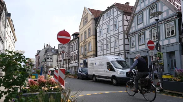 Fahrr&auml;der d&uuml;rfen durch, Autos nicht. Nicht alle Kfz-Fahrer halten sich daran &ndash; insbesondere aus Richtung der Exterstra&szlig;e kommend. Die Stadt hofft, dass sich das noch &auml;ndern wird. - &copy; Sven Koch
