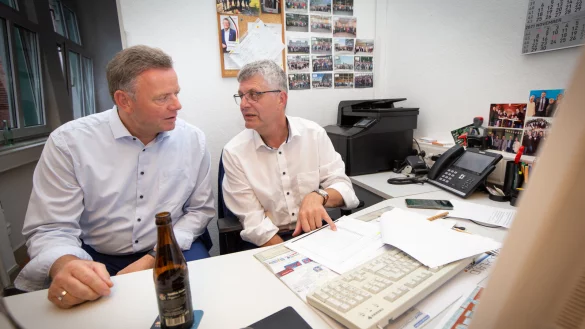 Der wiedergew&auml;hlte CDU-Bundestagsabgeordnete Christian Haase (r.) beobachtet mit CDU-Landtagsabgeordneten Matthias Goeken die einlaufenden Wahlergebnisse und vergleicht sie mit denen von 2017. - &copy; Niklas T&uuml;ns