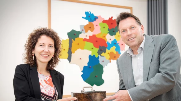 Dr. Miriam Mikus hat am Mittwoch ihr Amt als neue K&auml;mmerin und Beigeordnete im Detmolder Rathaus angetreten. B&uuml;rgermeister Frank Hilker &uuml;berreichte ihr zu Dienstbeginn symbolisch die Stadtkasse. - &copy; Stadt Detmold/Torben Gocke