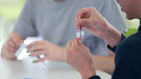 Getestet wird an Schulen weiterhin. Es hat sich allerdings ge&auml;ndert, wer in Quarant&auml;ne muss, wenn sich ein Sch&uuml;ler mit dem Coronavirus infiziert. - &copy; Sebastian Kahnert / dpa