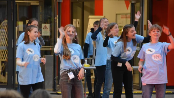 In ihren hellblauen Shirts pr&auml;sentieren die Teng Singer aus Knetterheide eine abwechslungsreiche Show. - &copy; Karin Prignitz