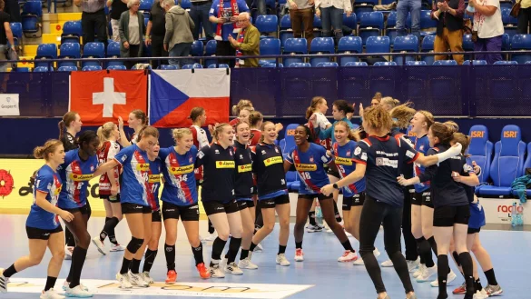 Die HSG Blomberg-Lippe durfte nach schwacher erster Halbzeit doch noch den Jubelkreis bilden. - &copy; paul cohen