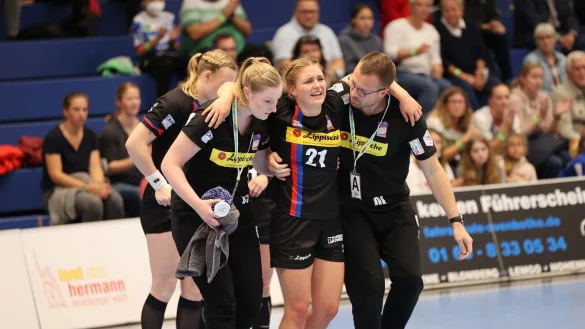 Gest&uuml;tzt von Physiotherapeutin Christin Sch&uuml;rmann und vom Mannschaftsverantwortlichen Oliver Lippert geht es f&uuml;r Blombergs verletzte Spielerin Nele Franz vom Spielfeld auf die Bank und anschlie&szlig;end in die Kabine. - &copy; Paul Cohen