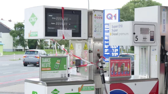 Die CNG-Tankstelle, die auf dem Gel&auml;nde der Q1-Tankstelle in Heidenoldendorf von der Niederl&auml;ndischen Firma OrangeGas betrieben wird, ist schon seit acht Wochen defekt. - &copy; Jost Wolf