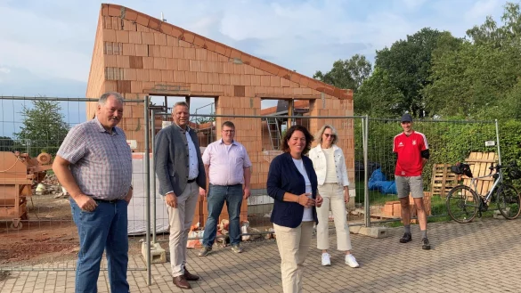 Besuch in Barntrup: (von links) Willi D&uuml;wel, Matthias Goeken, Daniel D&uuml;wel, Kerstin Vieregge, Caroline Reil (alle CDU) und Christian G&ouml;tzel, Schatzmeister des RSV Barntrup, vor dem Rohbau des Vereinsheims. - &copy; Bildrechte: Willi D&uuml;wel