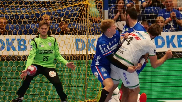 Ein ekeliger Wurf f&uuml;r den guten Torh&uuml;ter Peter Johannesson (links). Alen Milosevic l&auml;sst sich von Lukas Hutecek und Gedeon Guardiola nicht stoppen. - &copy; J&ouml;rg Hagemann