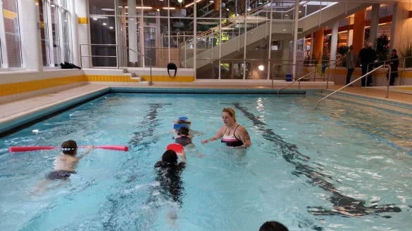 Ein Bild aus dem Aqualip: Die st&auml;dtische Schwimmmeisterin Sonja Jakobskr&uuml;ger hilft Sch&uuml;lern in Detmold, schwimmen zu lernen. - &copy; Jost Wolf