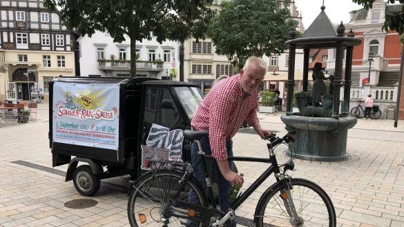 Gastwirt Jupp Westfeld packt am Marktbrunnen eine Limo in die Halterung. An diesem Sonntag k&ouml;nnen es ihm die Teilnehmer der Sommer-Radelsause nachmachen.&nbsp; - &copy; Thomas Reineke
