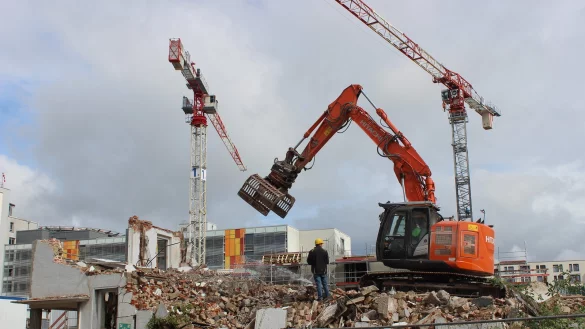 Für den Neubau eines Ärztehauses und einer Parkpalette müssen im Bereich Behring- und Rober-Koch-Straße einige Gebäude weichen. LZ-Leser Karl-Ernst Schütze hat festgehalten, wie das ehemalige Büro- und Wohnhaus Behringstraße 39 abgerissen wurde. - © Karl-Ernst Schütze
