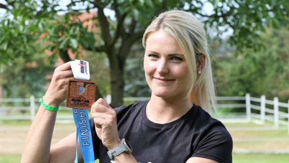 Mit Rad und Medaille: Hanja Heine hat in Hamburg den Ironman absolviert. - &copy; Oliver K&ouml;nig