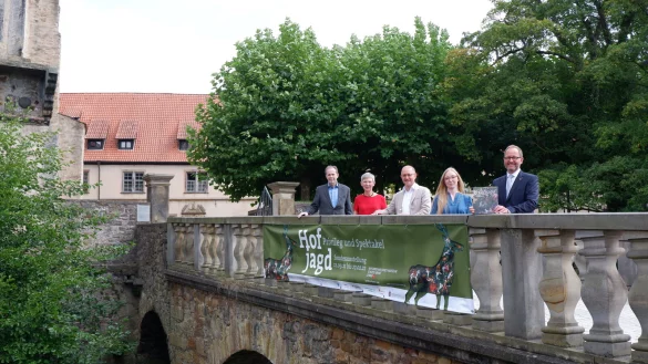 Dr. Heiner Borggrefe (Kurator, von links), Dr. Vera L&uuml;pkes (Museumsdirektorin), Karl Banghard (Leiter Arch&auml;ologisches Freilichtmuseum), Historikerin Lisa-Marie Bergann und Verbandsvorsteher J&ouml;rg D&uuml;ning-Gast freuen sich auf viele G&auml;ste in der Sonderausstellung im Weserrenaissance-Museum Schloss Brake. - &copy; Lorraine Brinkmann