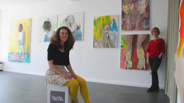 Die K&uuml;nstlerin Mirjam Wingender (links) stellt ihre Werke in der Galerie von Sabine Mellies in Heidenoldendorf aus. - &copy; Kirsten Fuhrmann