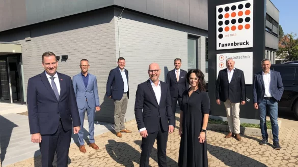 (v. l.) Dr. Jens Prager (Vorstand der Stiftung Zukunft Handwerk OWL), Aloys Buschkühl (Geschäftsführer Kreishandwerkerschaft Paderborn-Lippe), Dirk Langert (Mitglied Kuratorium Stiftung Zukunft Handwerk OWL), Christoph Fanenbruck (Geschäftsführer Fanenbruck GmbH & Co. KG), Philipp Fischer (Mitglied Kuratorium Stiftung Zukunft Handwerk OWL) , Ursula Fanenbruck (Projektleitung Privatkunden), Mickel Biere (Kreishandwerksmeister KH Paderborn), Dirk Tolkemitt (Bürgermeister Bad Salzuflen) und Peter Eul (Vorsitzender des Kuratoriums Stiftung Zukunft Handwerk OWL). - © Thomas Reineke