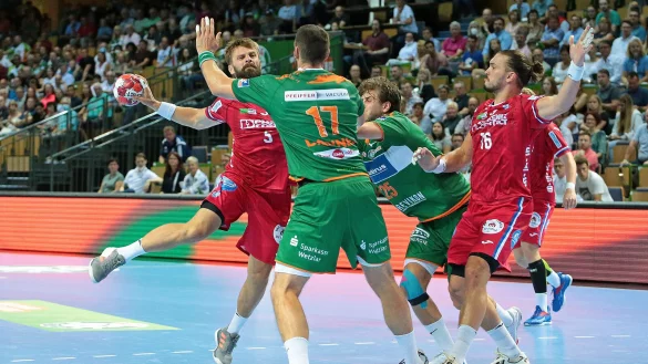 Kaum ein Durchkommen gab es f&uuml;r Andrej Kogut gegen die Wetzlarer Felix Danner und Olle Forsell Schefvert
Foto: Oliver Vogler/Jan Huebner - &copy; Oliver Vogler/Jan Huebner