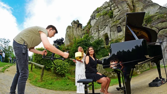 Kameramann Jonas Jakob filmt Pianistin Constanza Ibarra und Mirja Lang (Gesang und Klangschale) bei einem au&szlig;ergew&ouml;hnlichen Konzert an den Externsteinen. - &copy; Nicole Ellerbrake