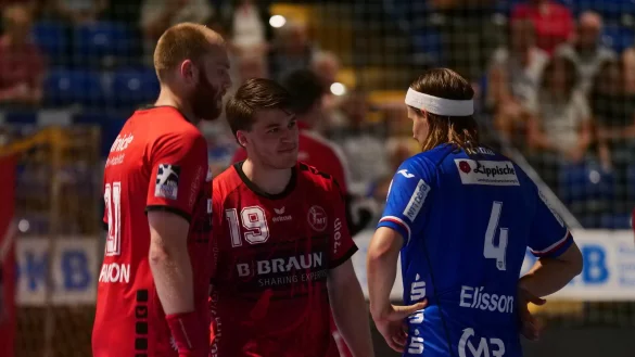 Im Dunkeln ist gut munkeln: Die Isl&auml;nder Arnar Freyr Arnarsson (von links), Elvar &Ouml;rn Jonsson und Bjarki Mar Elisson beim D&auml;mmerplausch. Foto: J&ouml;rg Hagemann - &copy; J&ouml;rg Hagemann