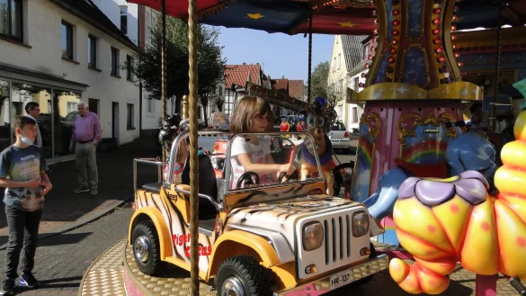 &Uuml;ber zahlende G&auml;ste konnten sich auch die Betreiber des Kinderkarussells freuen. - &copy; Hajo G&auml;rtner