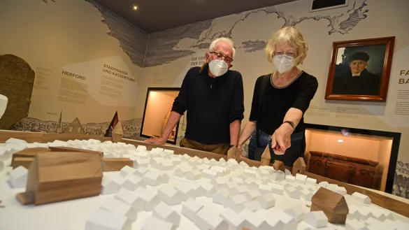 Anke und Alfred Marschall in der Dauerausstellung. - &copy; Nicole Ellerbrake