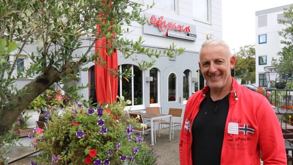 Nikolaos Anastasis auf der Terrasse seines Lokals "Odysseus by Nikos". - © Alexandra Schaller