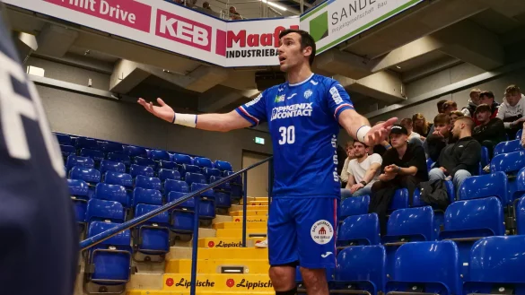 Gedeon Guardiola konnte seine rote Karte auch Minuten sp&auml;ter auf der Trib&uuml;ne noch nicht verstehen. Im Hintergrund verfolgen die Lemgoer A-Jugendlichen das Geschehen - &copy; J&ouml;rg Hagemann