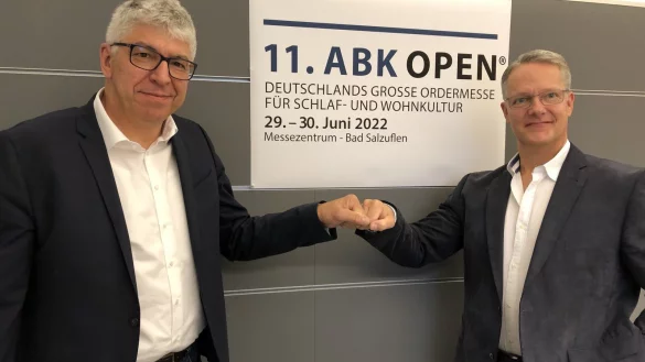 Neue Partner: Thomas Fehr, Gesch&auml;ftsf&uuml;hrer des Bettenfachhandel-Einkaufsverbandes ABK (links), und Andreas Reibchen, Gesch&auml;ftsf&uuml;hrender Gesellschafter der Messe OWL, freuen sich auf die zuk&uuml;nftige Zusammenarbeit. Unter anderem bei der Ordermesse &bdquo;ABK Open", deren elfte Auflage Mitte 2022 in Bad Salzuflen stattfinden wird.&nbsp; - &copy; Thomas Reineke