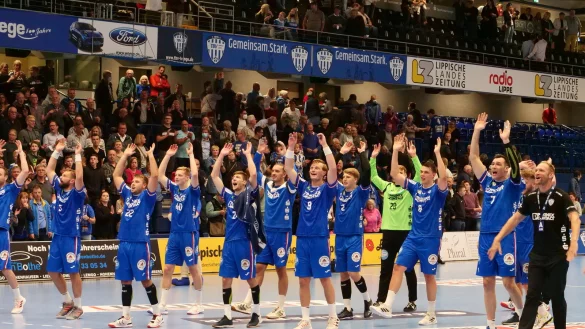 Sie jubeln wieder: Nach dem ersten doppelten Punktgewinn in der neuen Bundesligasaison war bei den blauen Jungs Heiterkeit pur angesagt. - &copy; J&ouml;rg Hagemann