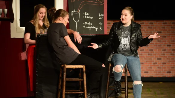 Der aufgew&uuml;hlte Dario (Erik Niere) und Race (Hannah Leifer) sind an der Theke in tiefe Diskussionen verstrickt. - &copy; Nicole Ellerbrake