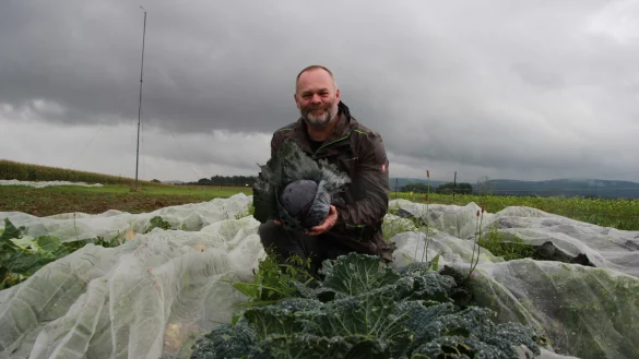 Andreas Postert auf seinem Versuchsfeld. - &copy; Katrin Kantelberg