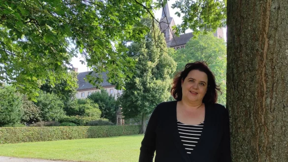 Tanja Kuffner, FDP-Bundestagskandidatin, steht am Welterbe Corvey. Die 48-J&auml;hrige besucht das Schloss an der Weser gern &ndash; auch, um dort spazieren zu gehen. - &copy; Svenja Ludwig