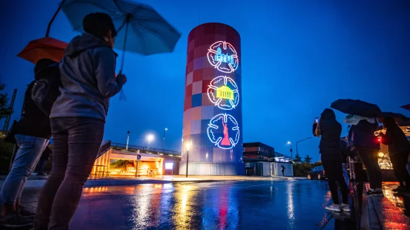 Detmolder Sehensw&uuml;rdigkeiten und andere Motive werden jeden Abend bis 22 Uhr auf den W&auml;rmespeicherturm projiziert. Studenten der TH OWL haben sie entworfen.&nbsp; - &copy; Mike-Dennis M&uuml;ller