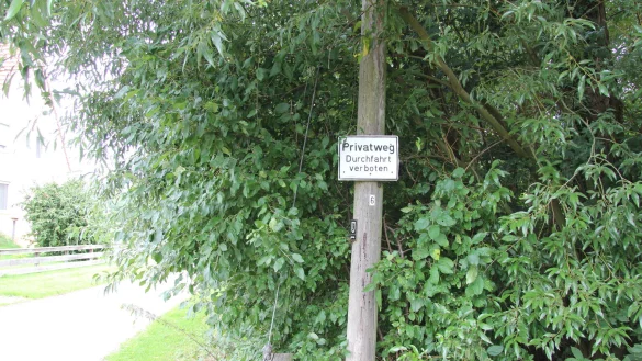 Den Privatweg am Ende des Haferkamps nutzen Ohrsen und Ehlentruper, um zum Friedhof zu gelangen. - &copy; Kirsten Fuhrmann