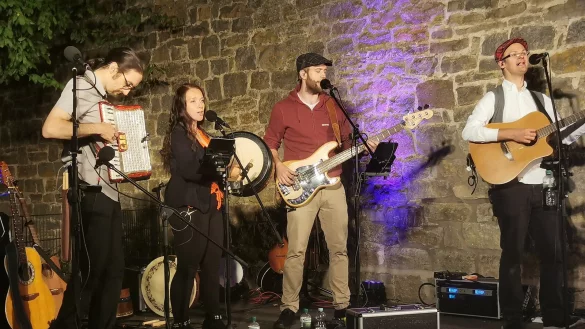 Begeisterten mit ihrem schottischen Folk-Konzert im Alverdisser S&auml;ngerpark: die "Kilkenny Band" mit (von links) Stephan Niebler (Gitarre, Akkordeon), Julie Ann Limino-Boyle (Lead Vocal, Bodhran), Dennis Fehlauer (Lead Vocal, Bass, Gitarre) und Bandgr&uuml;nder Jascha Kemper (Vocal, Gitarre, Mandoline, Tin Whistle). - &copy; Sylvia Frevert(LZ)