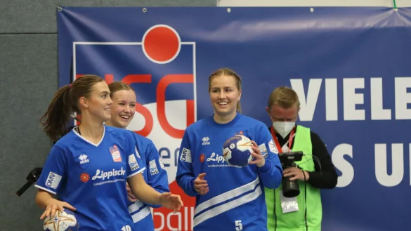 Freuen sich auf den ersten Heimauftritt: Die Blomberger Spielerinnen (von links) Cara Reiche, Emelyn van Wingerden und Ann Kynast. - &copy; Oliver K&ouml;nig