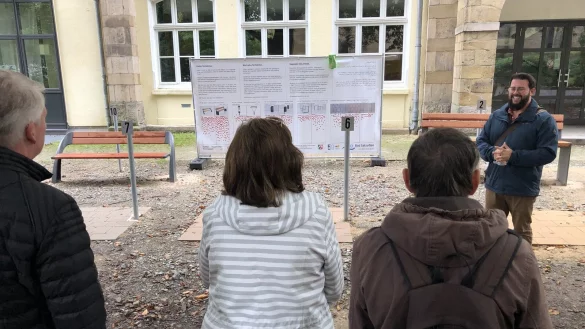 Andreas Schneider (rechts) von der Stadt erl&auml;utert Mitgliedern des Ortsausschusses die Ausstellungselemente f&uuml;r den Kirchplatz. - &copy; Sven Kienscherf