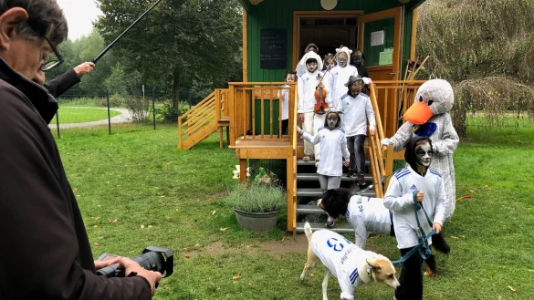 Die Teams kommen unter den Augen von Paula Print aus der Bauwagen-Kita und werden dabei gefilmt. - &copy; Thomas Reineke