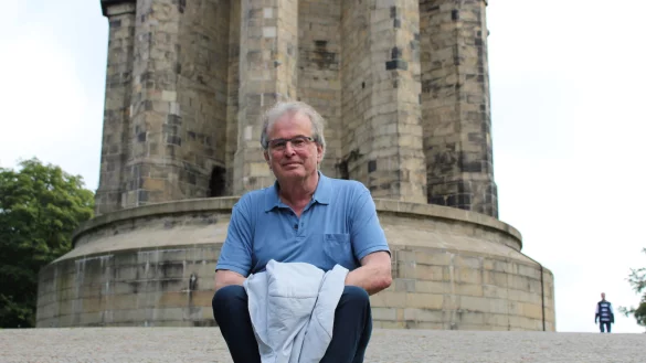 Der AfD Abgeordnete Udo Hemmelgarn vor dem Hermannsdenkmal. Mit dem Ort verbindet der 62-J&auml;hrige viele famili&auml;re Erinnerungen. - &copy; Philipp Kersten